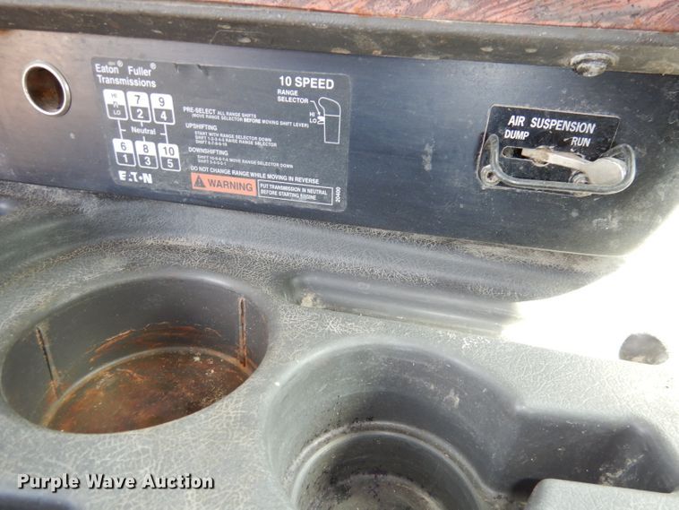 image for item DJ2896 2000 International 9200i  semi truck