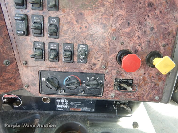 image for item DJ2896 2000 International 9200i  semi truck