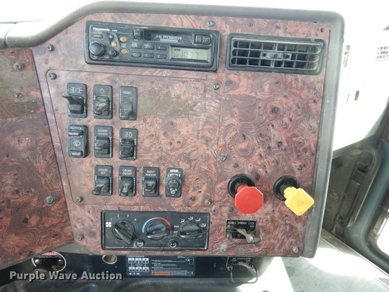 image for item DJ2896 2000 International 9200i  semi truck