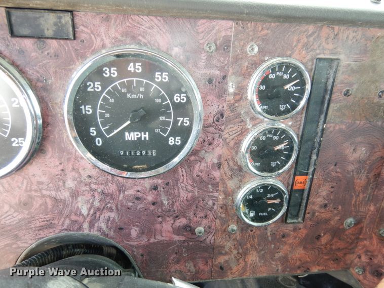 image for item DJ2896 2000 International 9200i  semi truck