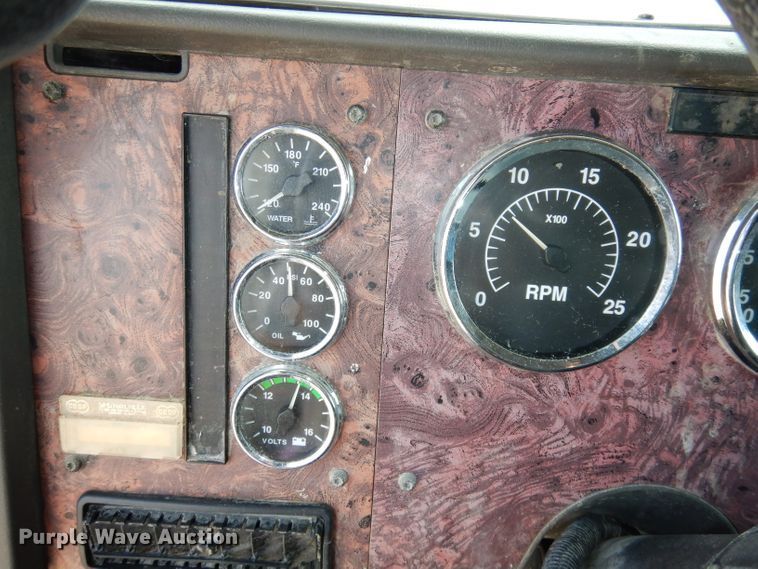 image for item DJ2896 2000 International 9200i  semi truck