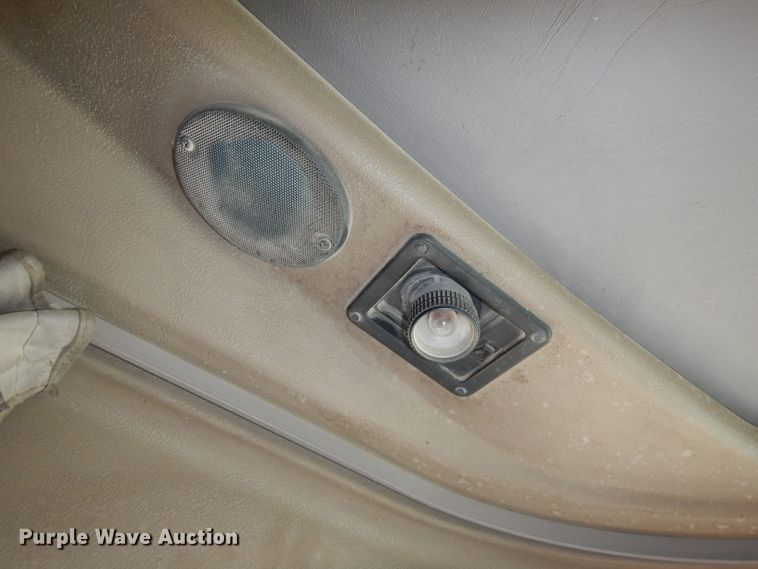 image for item DJ2896 2000 International 9200i  semi truck