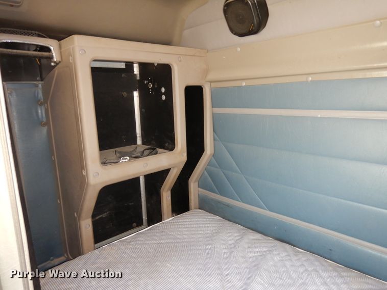 image for item DJ2896 2000 International 9200i  semi truck