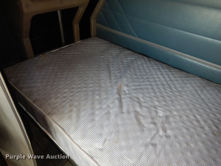 image for item DJ2896 2000 International 9200i  semi truck