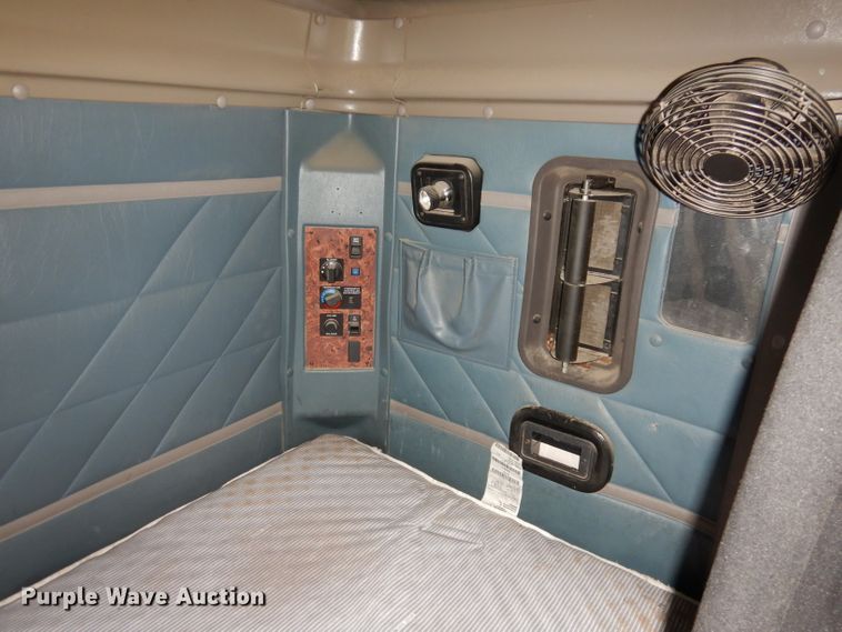 image for item DJ2896 2000 International 9200i  semi truck