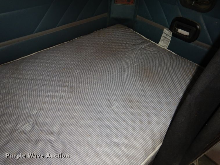 image for item DJ2896 2000 International 9200i  semi truck