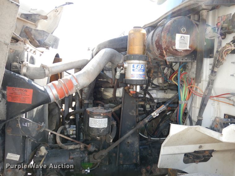 image for item DJ2896 2000 International 9200i  semi truck