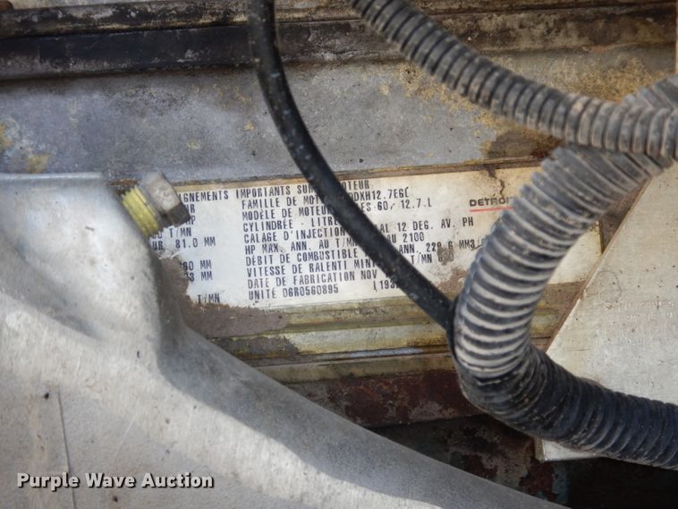 image for item DJ2896 2000 International 9200i  semi truck