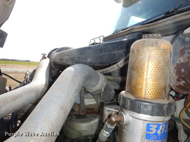 image for item DJ2896 2000 International 9200i  semi truck