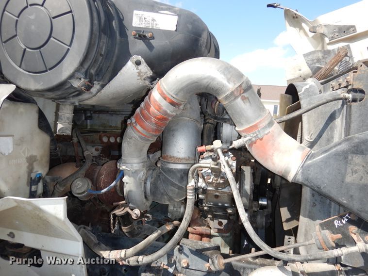 image for item DJ2896 2000 International 9200i  semi truck