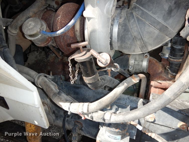 image for item DJ2896 2000 International 9200i  semi truck