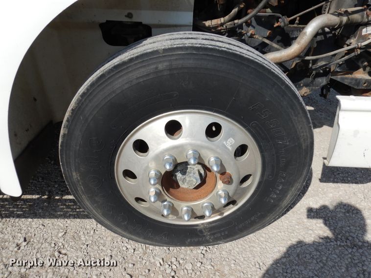 image for item DJ2896 2000 International 9200i  semi truck