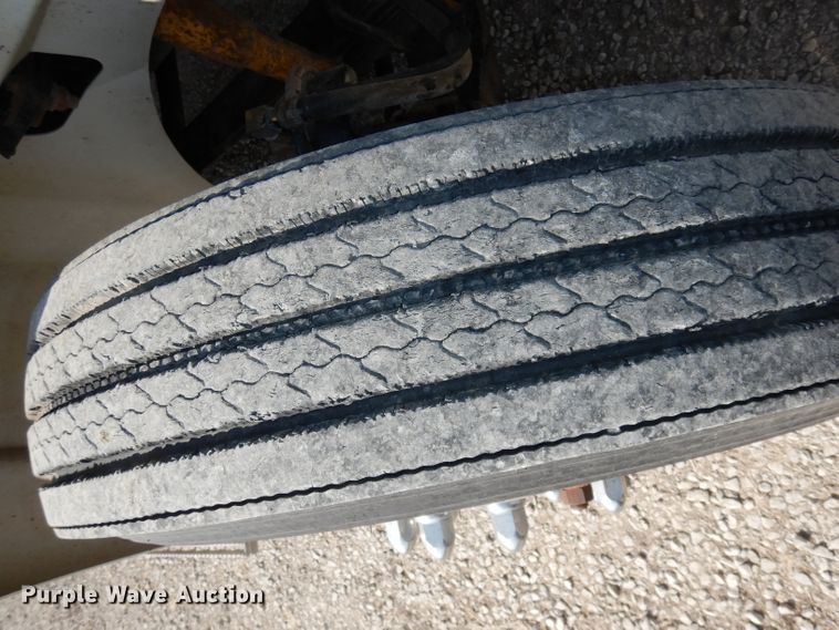 image for item DJ2896 2000 International 9200i  semi truck