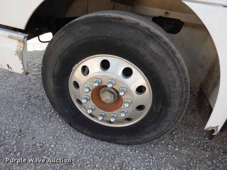 image for item DJ2896 2000 International 9200i  semi truck