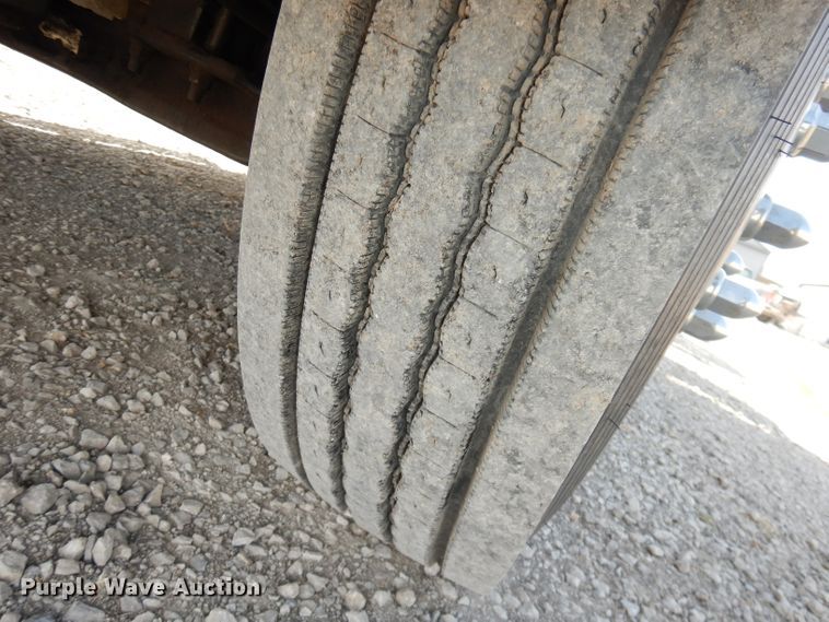 image for item DJ2896 2000 International 9200i  semi truck