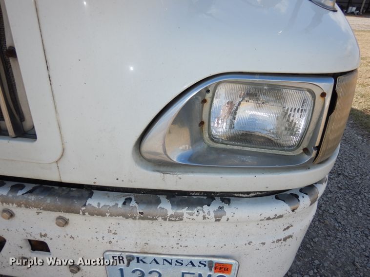 image for item DJ2896 2000 International 9200i  semi truck