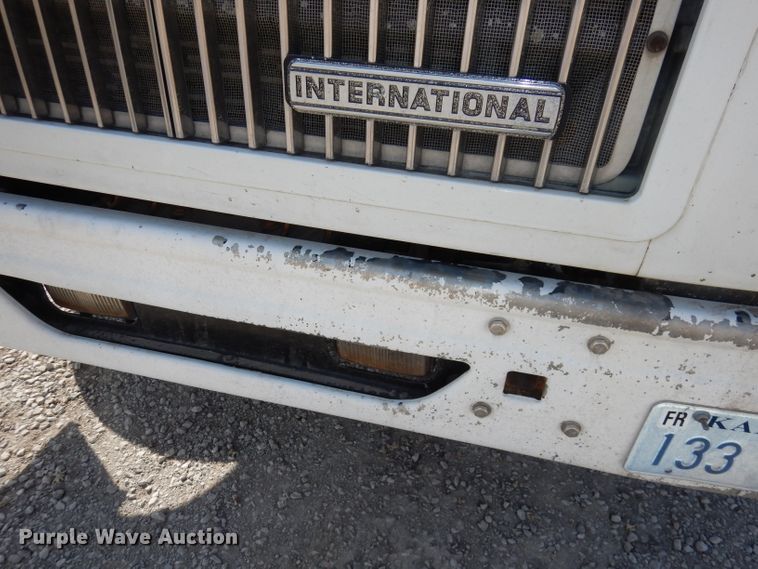 image for item DJ2896 2000 International 9200i  semi truck