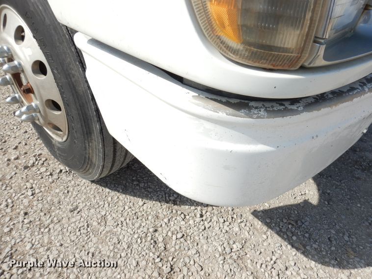 image for item DJ2896 2000 International 9200i  semi truck