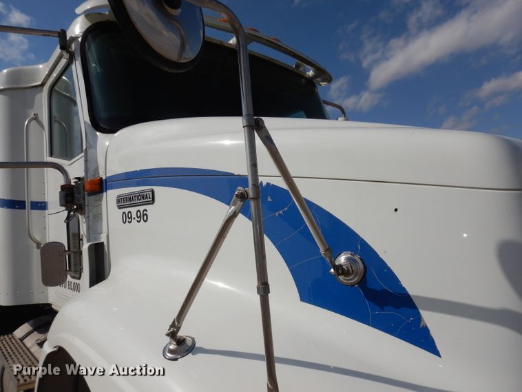 image for item DJ2896 2000 International 9200i  semi truck