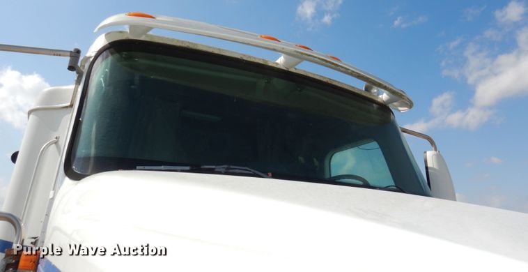 image for item DJ2896 2000 International 9200i  semi truck