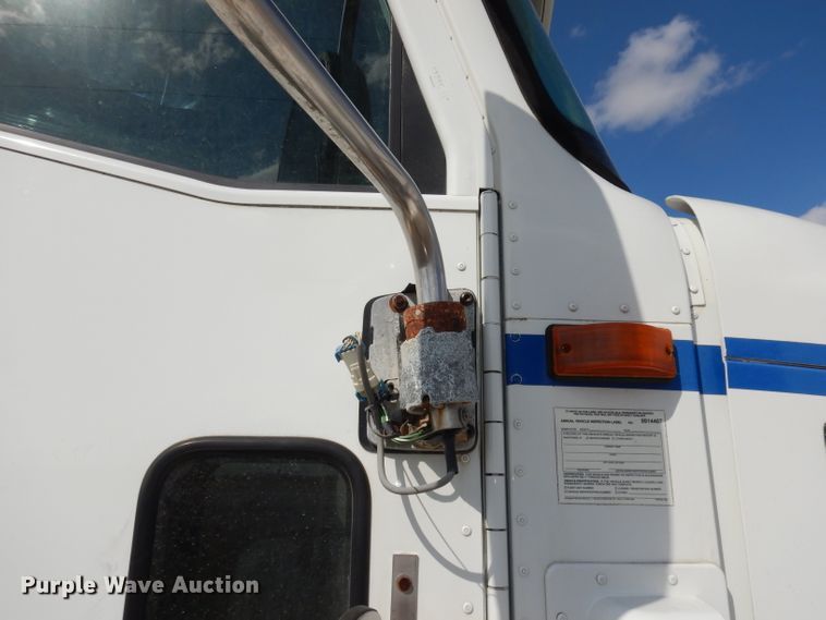 image for item DJ2896 2000 International 9200i  semi truck