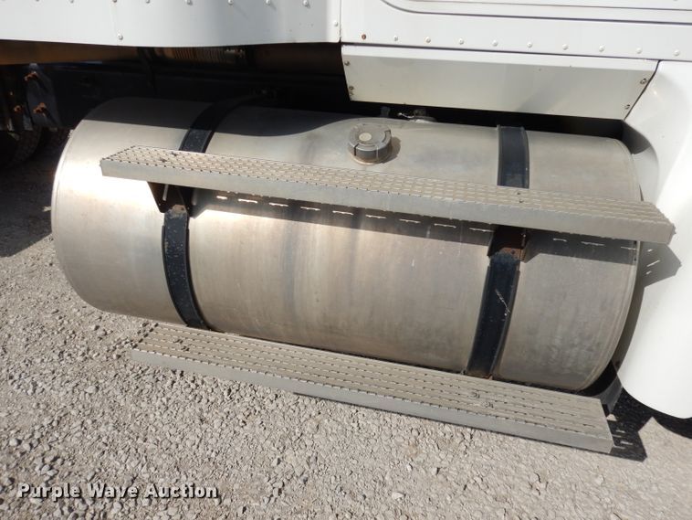 image for item DJ2896 2000 International 9200i  semi truck