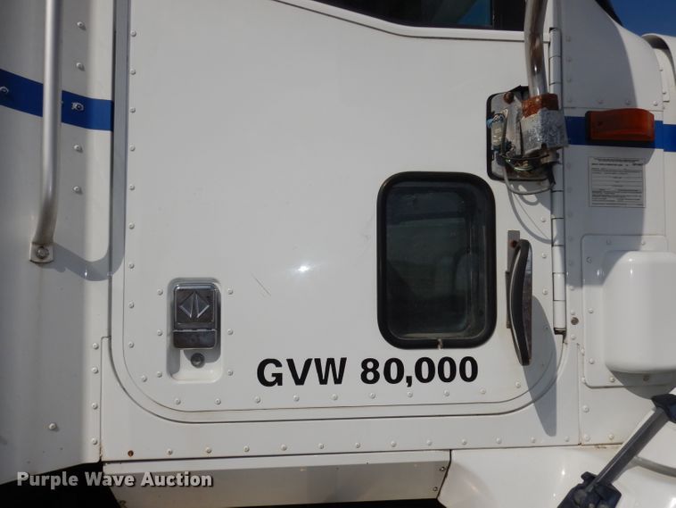 image for item DJ2896 2000 International 9200i  semi truck