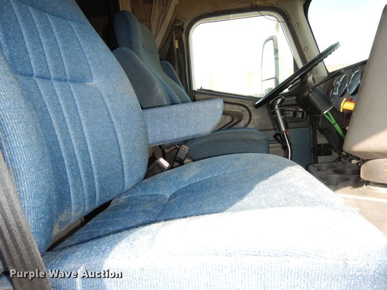 image for item DJ2896 2000 International 9200i  semi truck