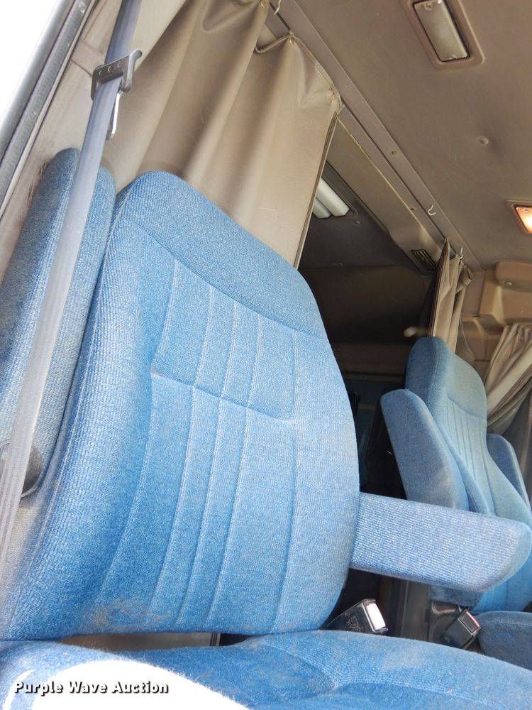 image for item DJ2896 2000 International 9200i  semi truck