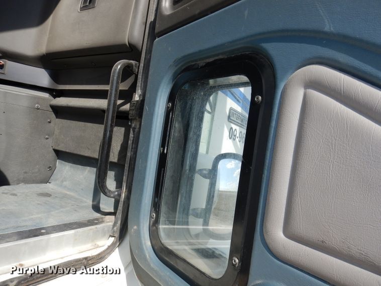 image for item DJ2896 2000 International 9200i  semi truck