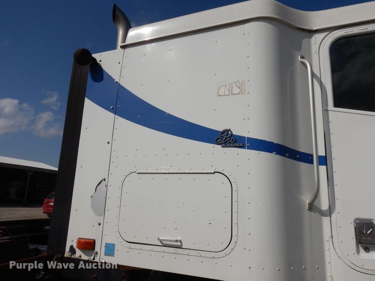 image for item DJ2896 2000 International 9200i  semi truck