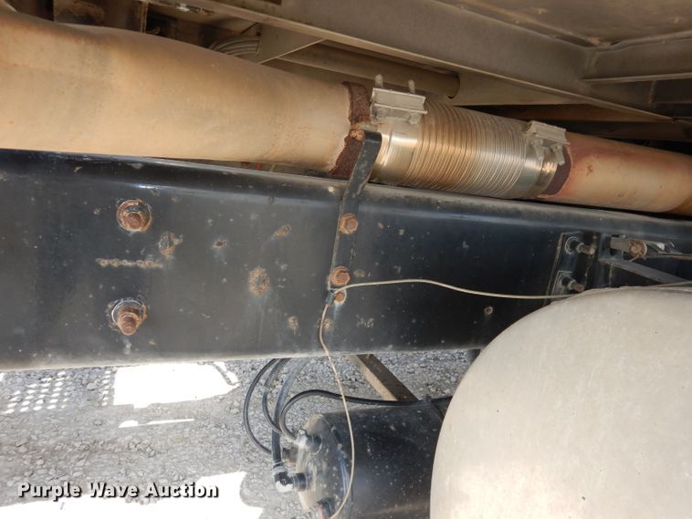 image for item DJ2896 2000 International 9200i  semi truck