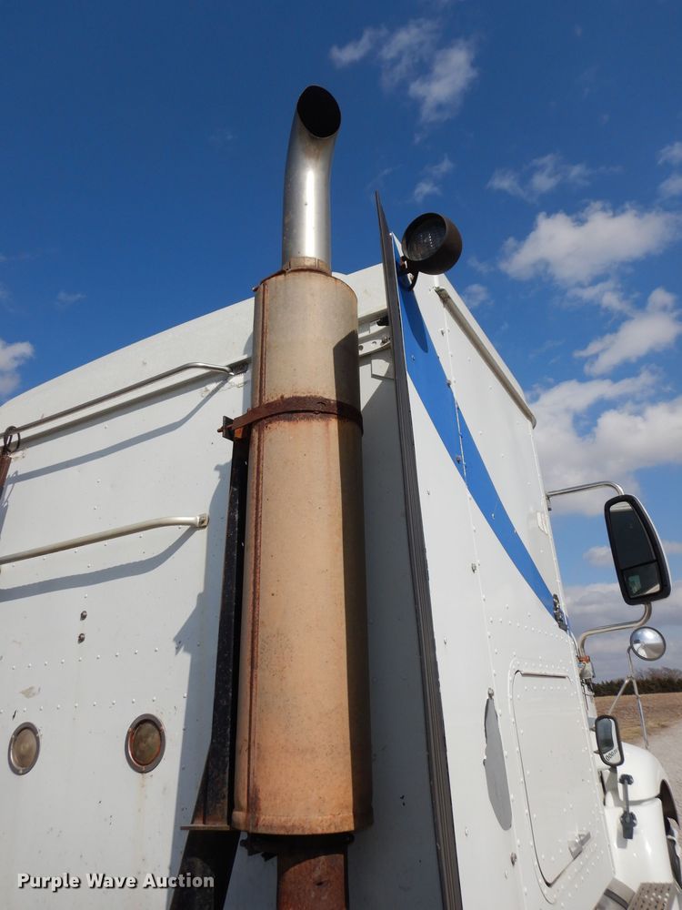 image for item DJ2896 2000 International 9200i  semi truck