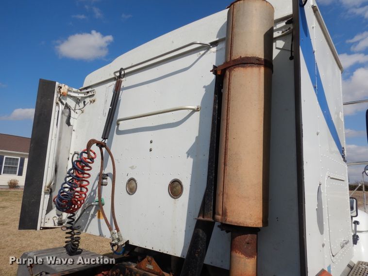 image for item DJ2896 2000 International 9200i  semi truck