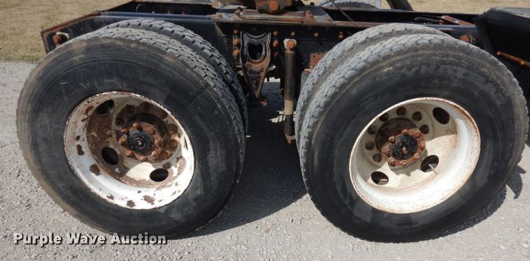 image for item DJ2896 2000 International 9200i  semi truck