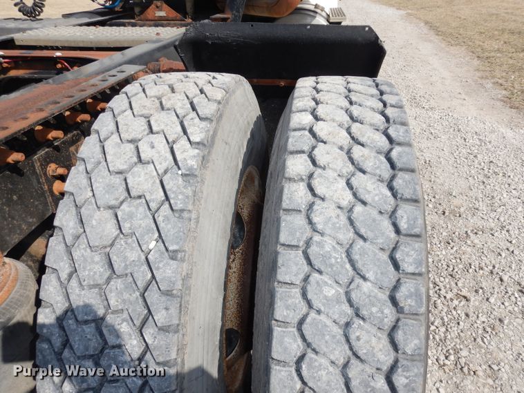 image for item DJ2896 2000 International 9200i  semi truck