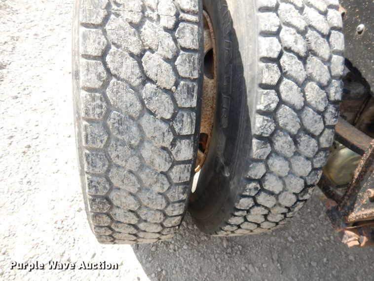 image for item DJ2896 2000 International 9200i  semi truck