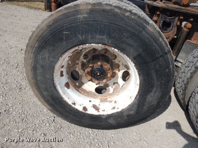 image for item DJ2896 2000 International 9200i  semi truck