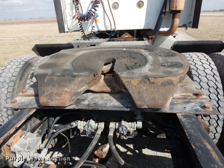 image for item DJ2896 2000 International 9200i  semi truck