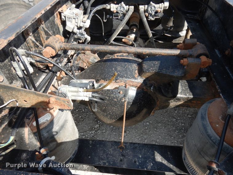 image for item DJ2896 2000 International 9200i  semi truck