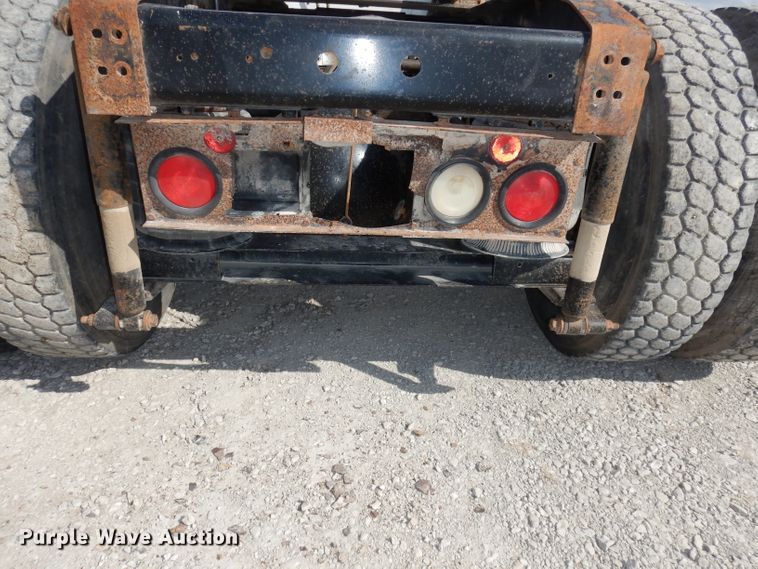 image for item DJ2896 2000 International 9200i  semi truck