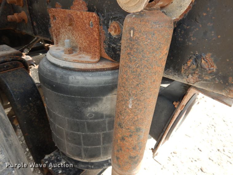 image for item DJ2896 2000 International 9200i  semi truck