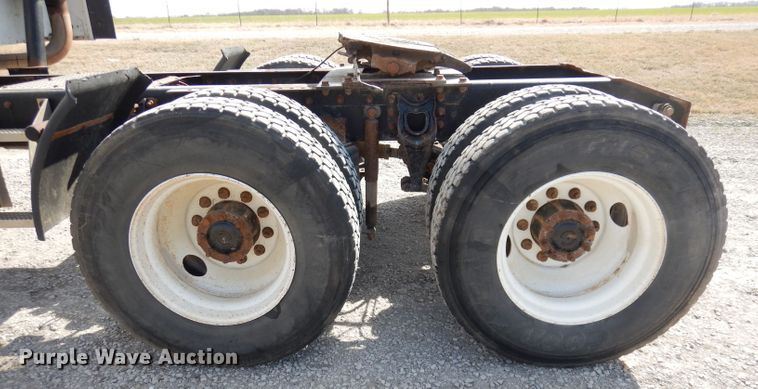 image for item DJ2896 2000 International 9200i  semi truck