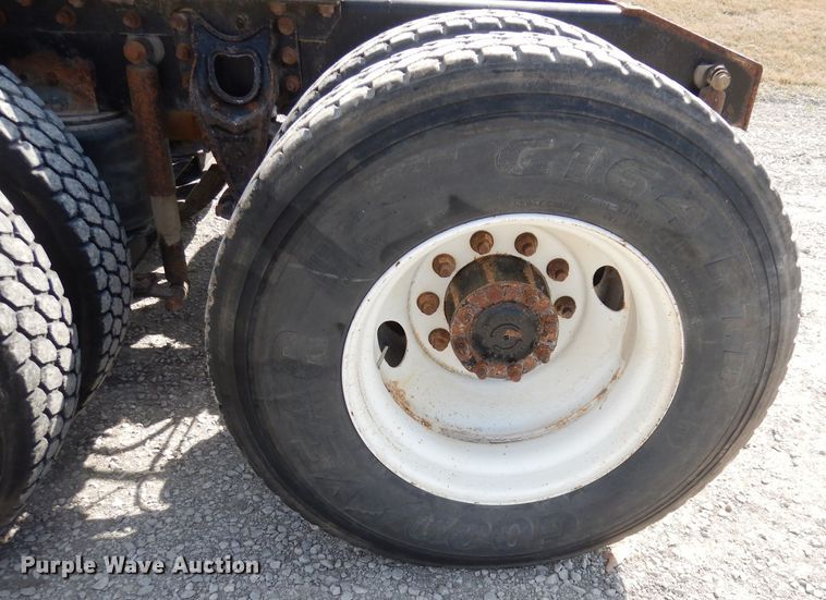 image for item DJ2896 2000 International 9200i  semi truck