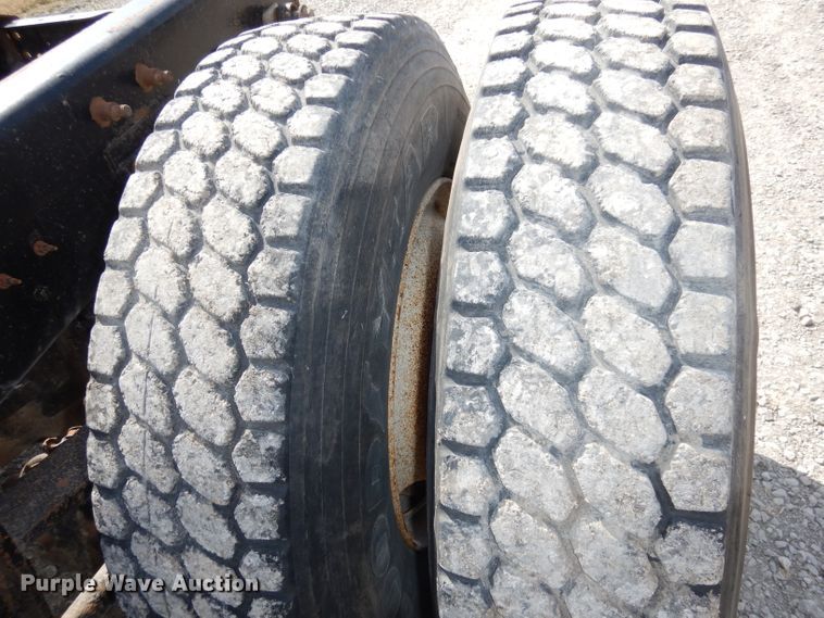 image for item DJ2896 2000 International 9200i  semi truck