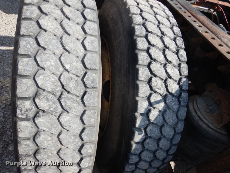 image for item DJ2896 2000 International 9200i  semi truck