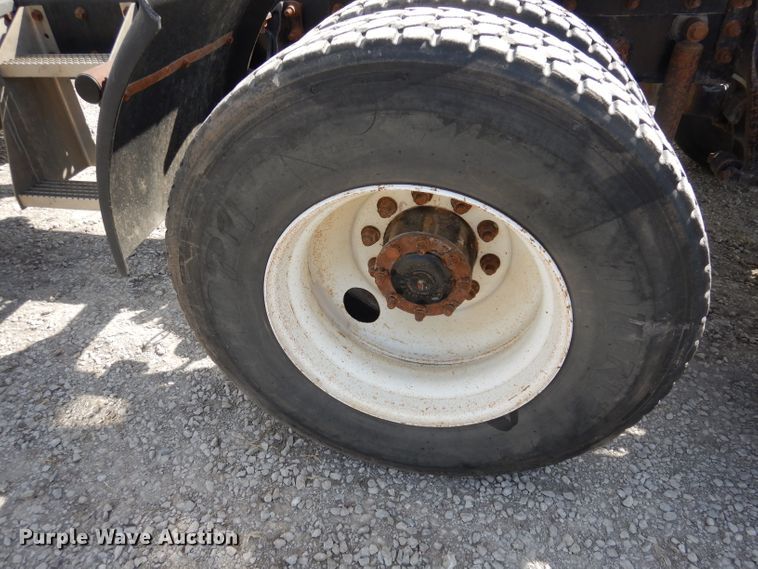 image for item DJ2896 2000 International 9200i  semi truck