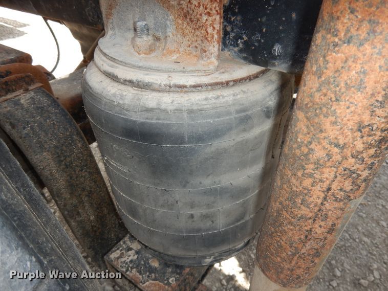 image for item DJ2896 2000 International 9200i  semi truck