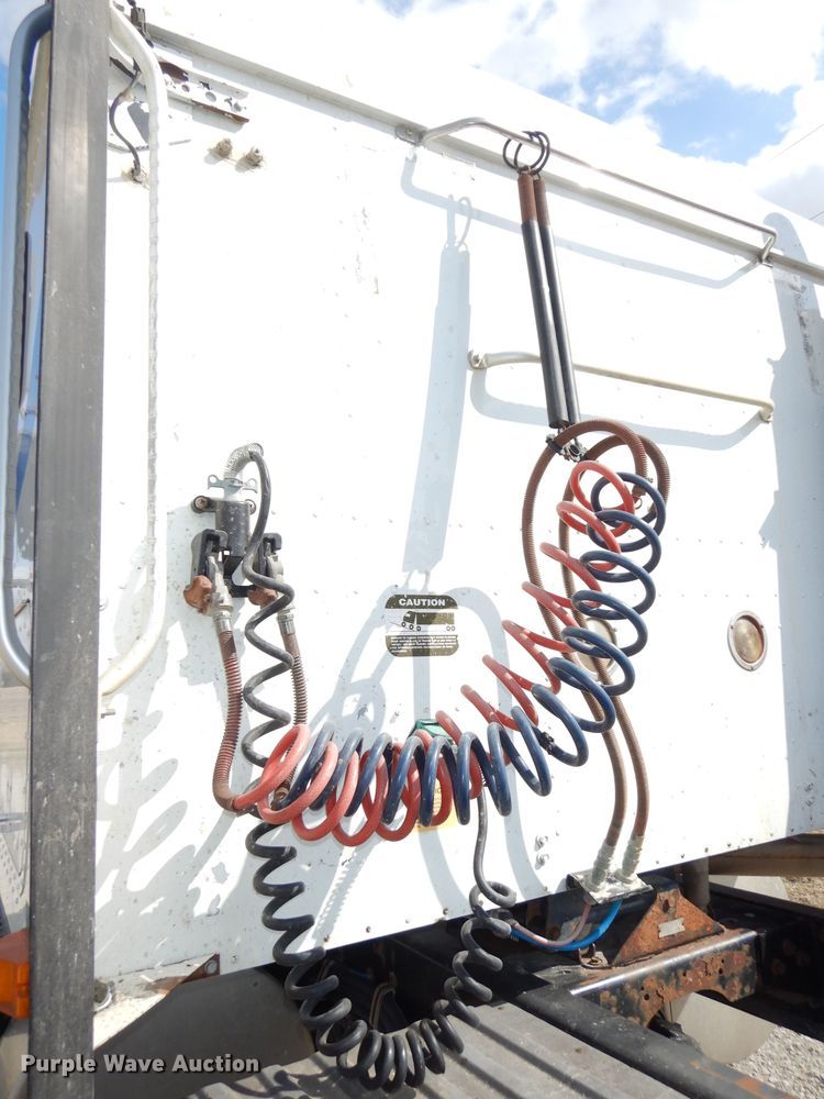 image for item DJ2896 2000 International 9200i  semi truck