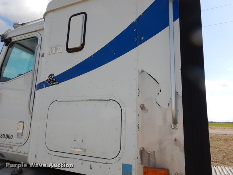 image for item DJ2896 2000 International 9200i  semi truck